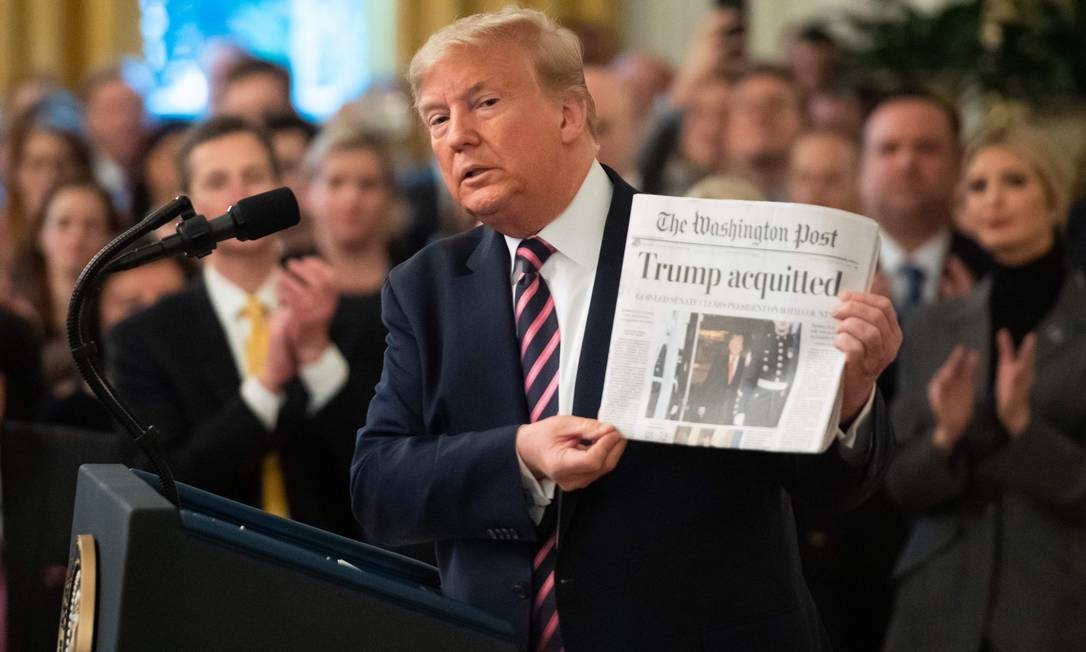Trump mostra a primeira página do Washington Post, com o resultado de sua absolvição no processo de impeachment no Senado Foto: SAUL LOEB / AFP - 06/02/2020