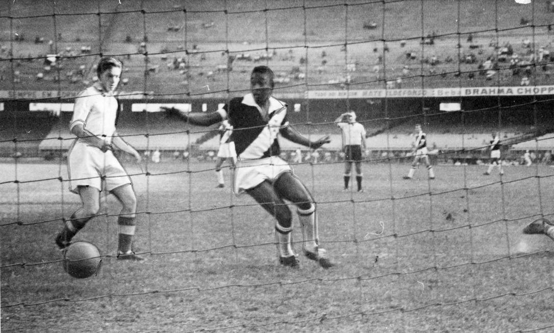 Pelé, com a camisa do Vasco, enfrenta Dínamo de Zagreb no Maracanã; partida terminou em 1 a 1 Foto: Arquivo O Globo / Agência O Globo