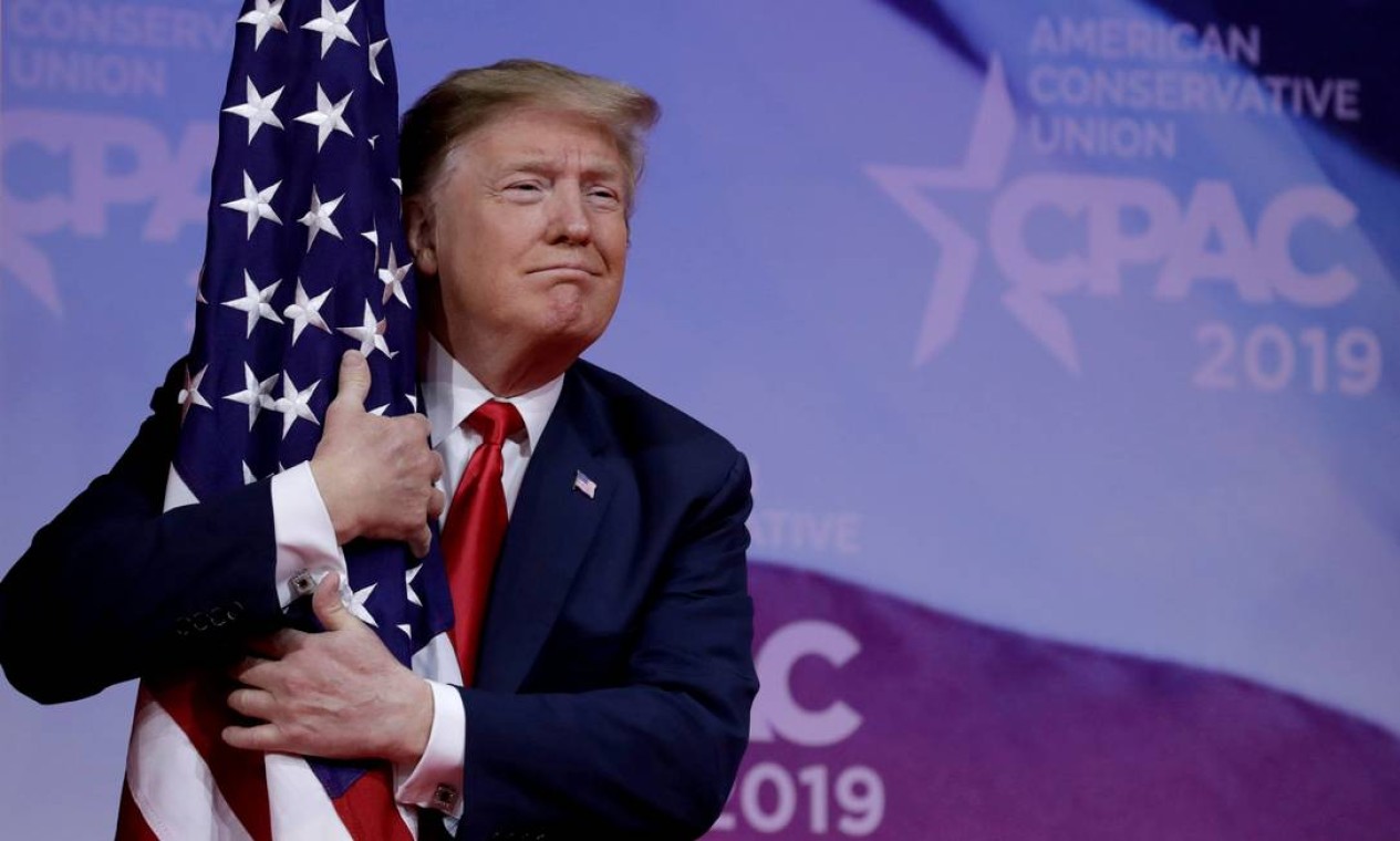 Trump abraça a bandeira americana durante evento conservador Foto: Yuri Gripas / Reuters - 02/03/2019