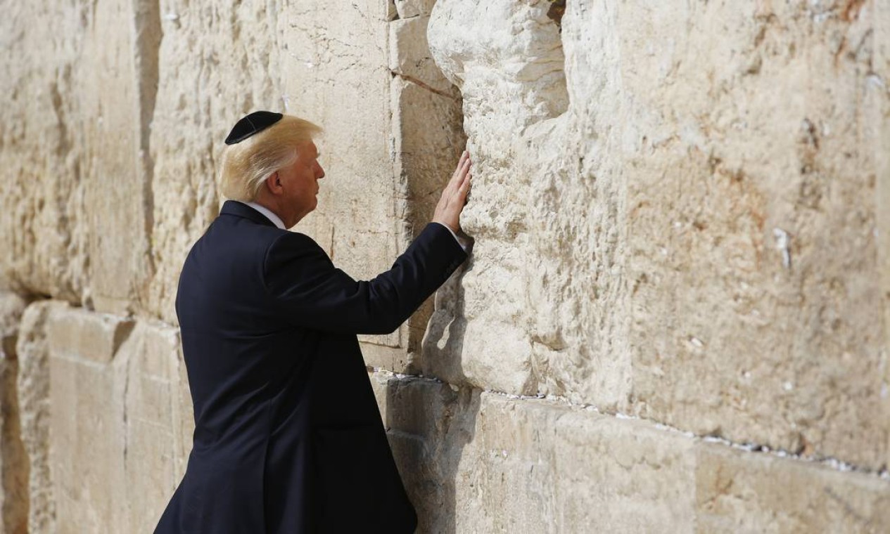 Trump visita pela primeira vez o Muro das Lamentações, em Jerusalém: presidente reforçou união entre EUA e Israel e foi elogiado por primeiro-ministro israelense, Benjamin Netanyahu, por críticas ao Irã Foto: RONEN ZVULUN / AP - 22/05/2017