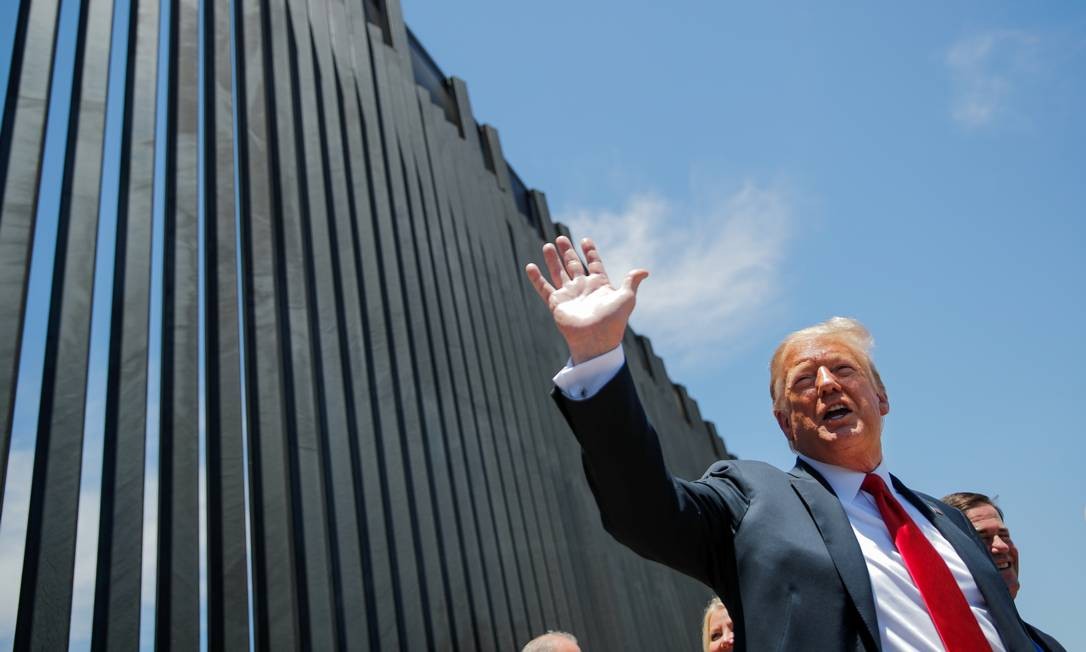 Trump visita o muro da fronteira com o México antes do comício no Arizona Foto: CARLOS BARRIA / Reuters - 23/06/2020