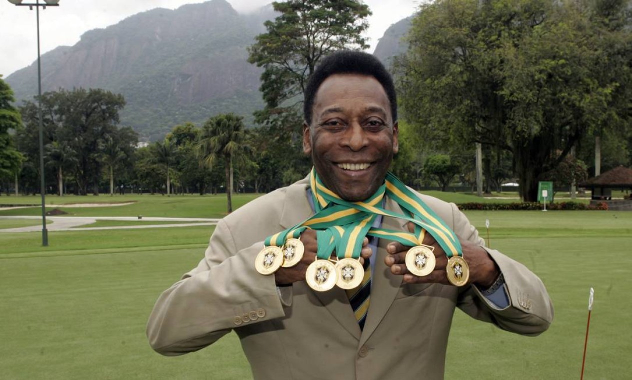 Pelé comemora o reconhecimento de 6 títulos nacionais que ganhou como jogador do Santos Futebol Clube, durante cerimônia no Itanhangá Golfe Clube, na zona oeste do Rio de Janeiro Foto: Paulo Vitor / Agência Estado