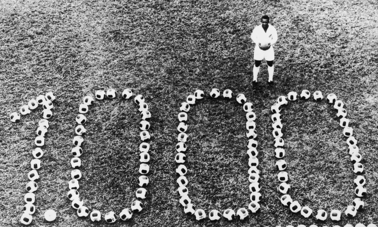 Pelé posa diante do número 1.000, depois de atingir a marca com um gol de pênalti feito no Vasco, em 1969 Foto: Keystone Features / Hulton Archive