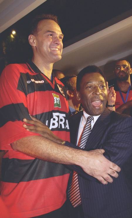 Pelé abraça Oscar Schmidt durante comemoração da conquista do bicampeonato estadual de basquete masculino, na Gávea, Zona Sul do Rio Foto: Ivo Gonzalez / Agência O Globo - 17/12/1999