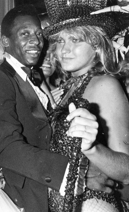 Pelé e Xuxa namoraram por seis anos na década de 1980, quando ela, que posteriormente também seria da realeza brasileira, como a 'rainha dos baixinhos', tinha 18 anos e o Rei, 41 Foto: Arquivo - 01/02/1982
