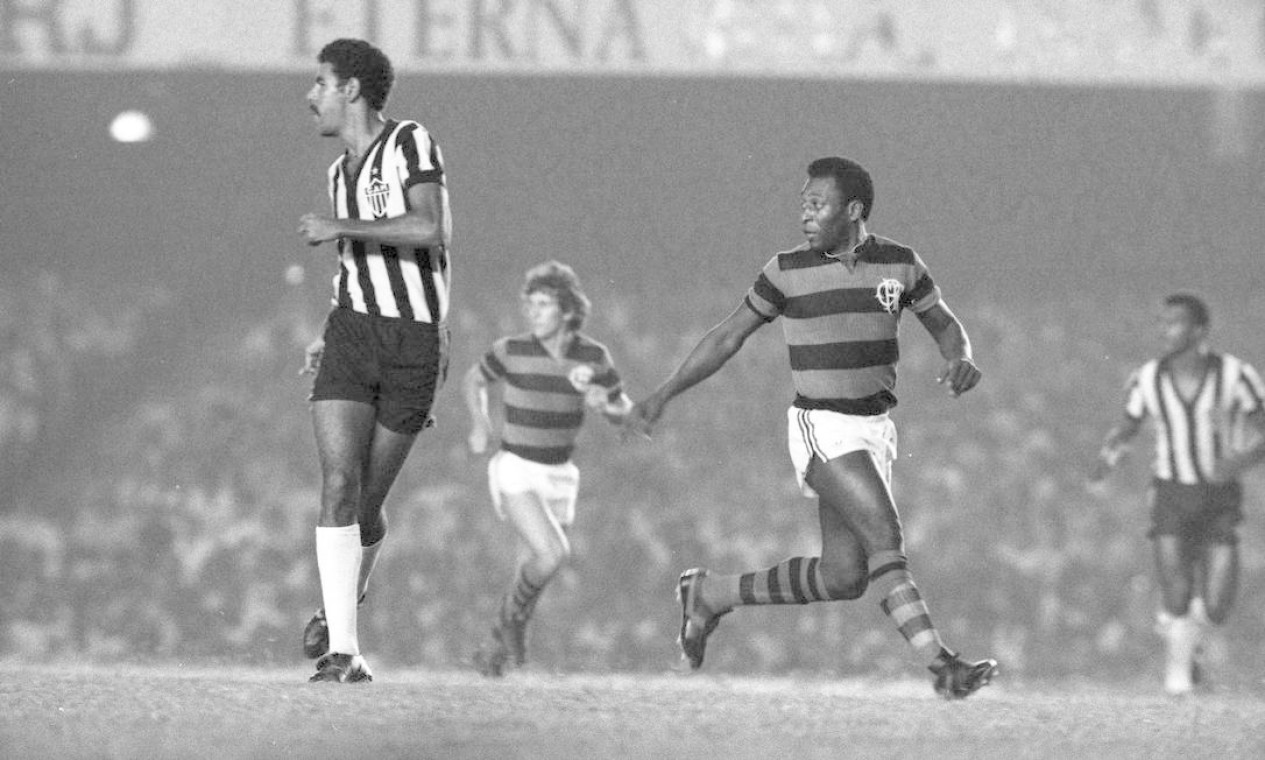 Pelé, que atuou profissionalmente apenas por dois clubes – Santos e Cosmos (Nova Iorque, Estados Unidos), vestiu a camisa do Flamengo em jogo beneficente, reforçando o time de Zico Foto: Sebastião Marinho / Agência O Globo - 06/04/1979