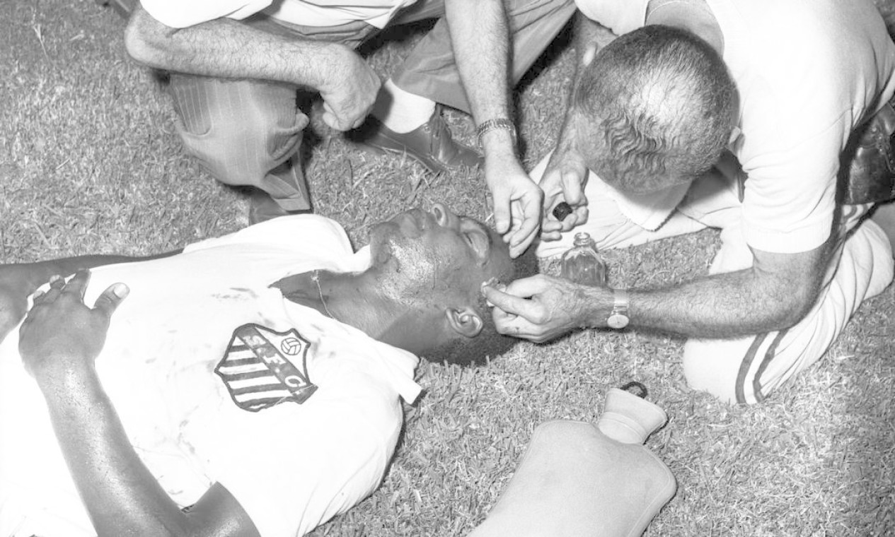 Pelé é atendido após sofrer um corte no supercílio, num choque com Fontoura, no empate entre Vasco 2 x 2 Santos, pelo Torneio Rio-São Paulo, no Maracanã Foto: Agência O Globo - 16/02/1963