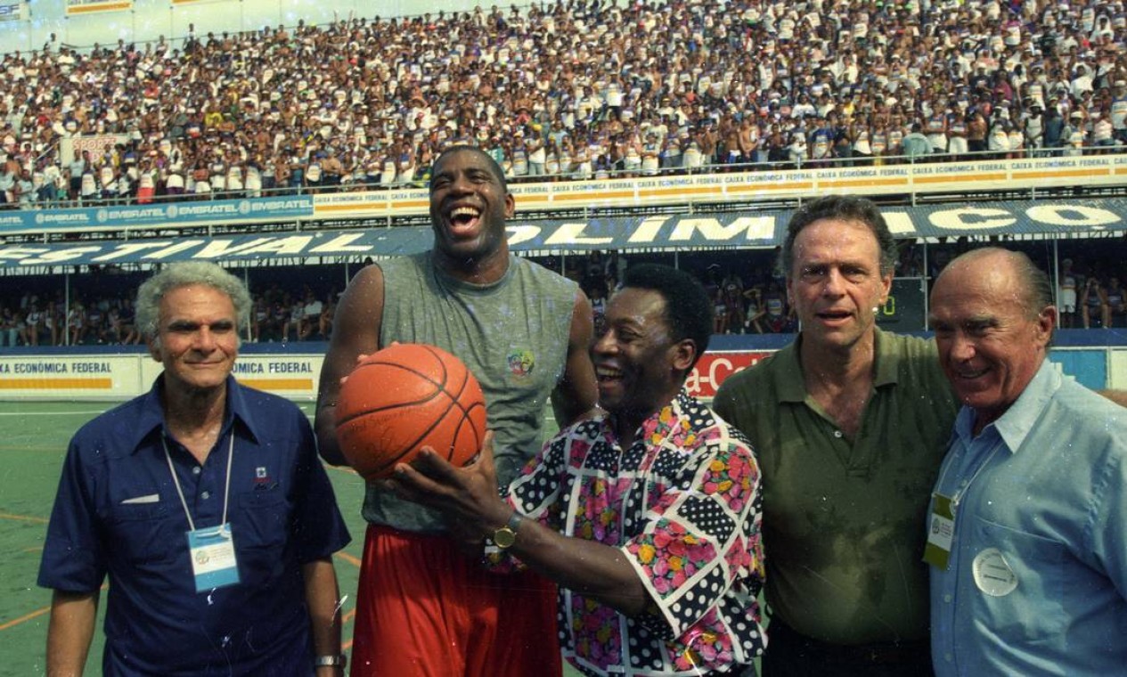 Magic Johnson, jogador de basquete, e Pelé, na praia de Copacabana. As lendas do esporte trocaram Foto: Jorge William / Agência O Globo - 05/02/1995