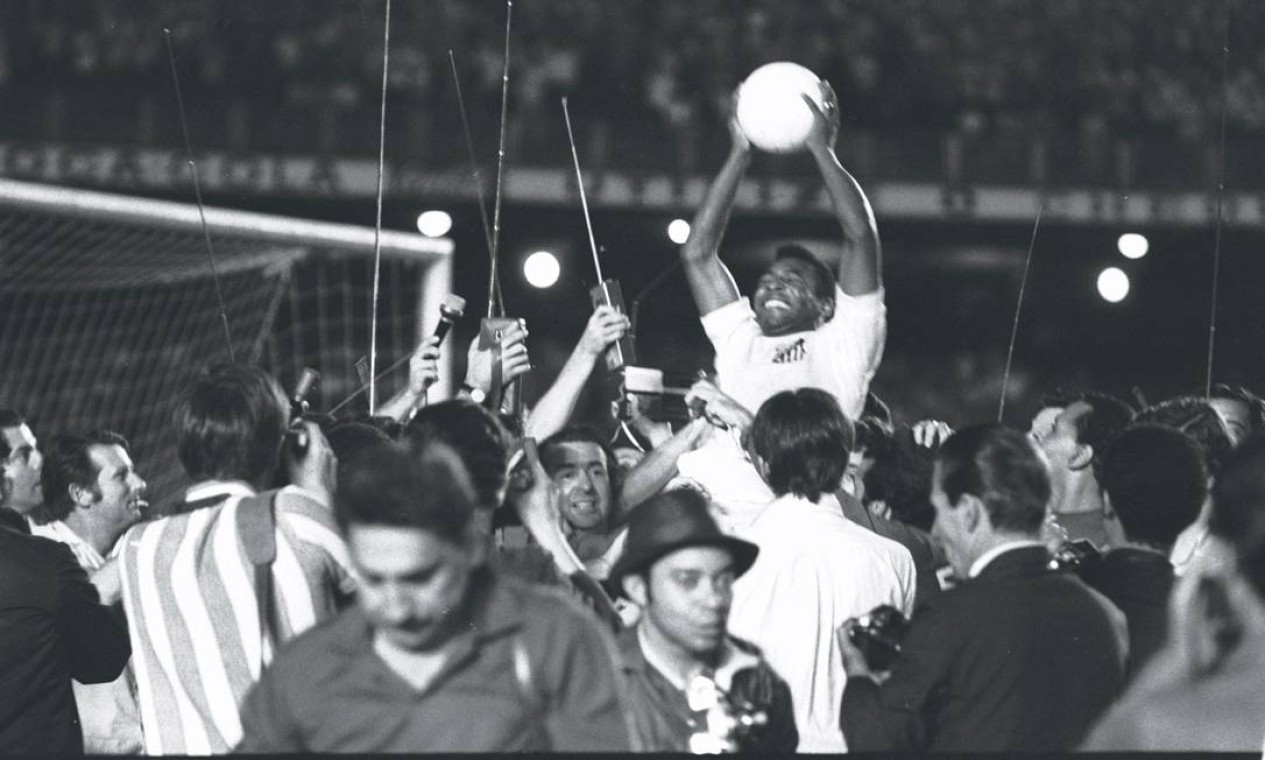 Pelé comemora milésimo gol depois da vitória de 2 a 1 sobre o Vasco da Gama, no Maracanã Foto: Arquivo - 19/11/1969