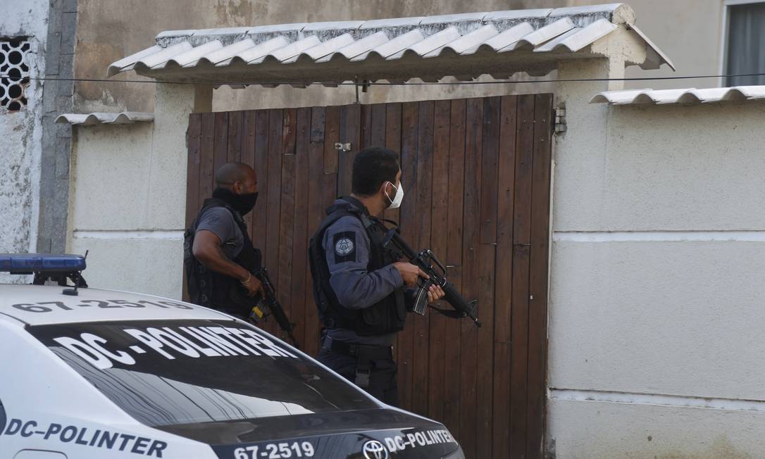 Policiais civis cumprem mandados de busca e prisão contra a milícia na Baixada Fluminense Foto: Fabiano Rocha / O Globo