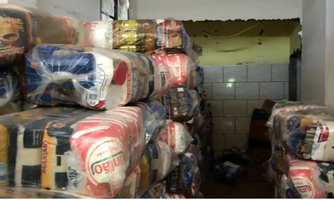 Moradores da Baixada são obrigados pela milícia a comprar cestas básicas de um único fornecedor Foto: Divulgação/Pcerj