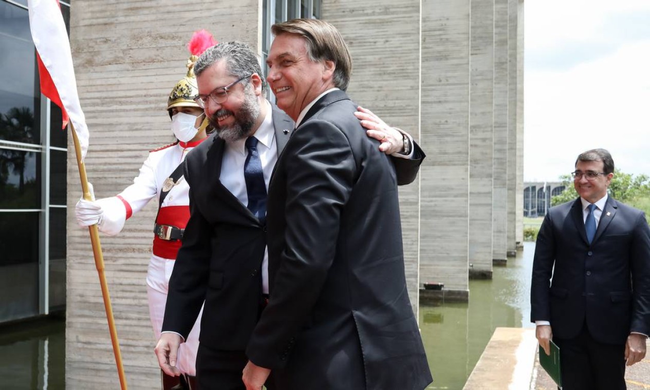 O presidente Jair Bolsonaro e o ministro das Relações Exteriores, Ernesto Araújo Foto: Valdenio Vieira / PR