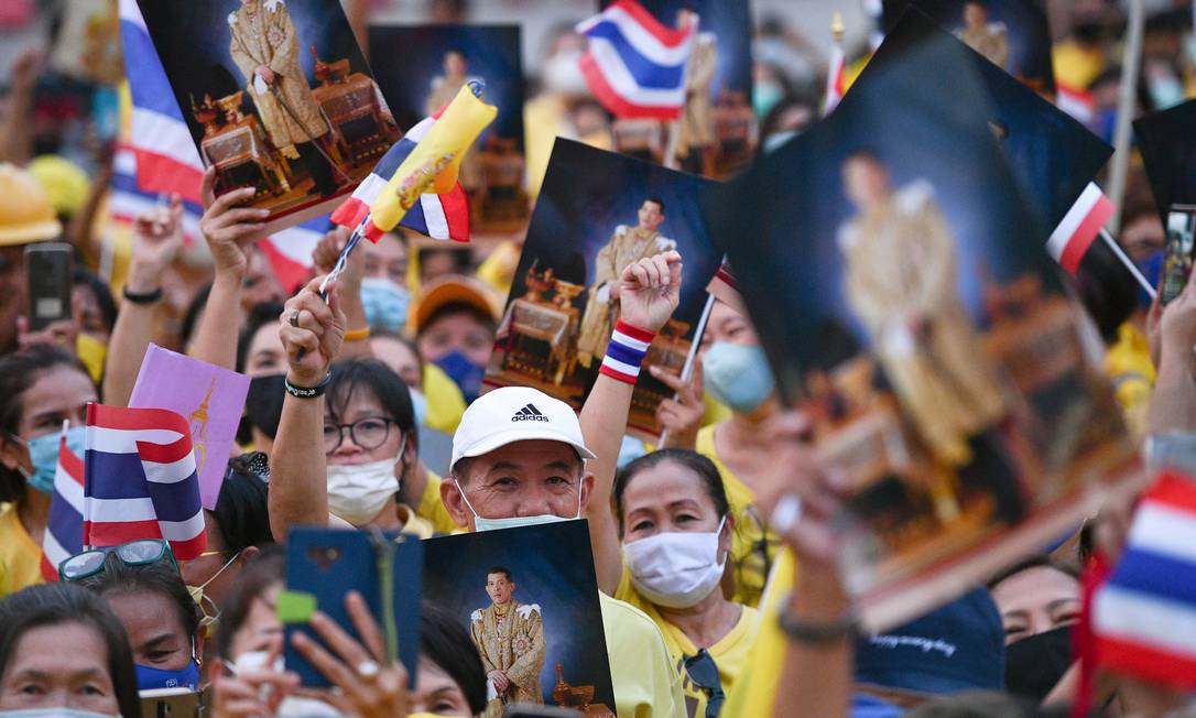 Monarquistas vestindo camisas amarelas se manifestam nas ruas de Bangcoc Foto: CHALINEE THIRASUPA / REUTERS/22-10-2020