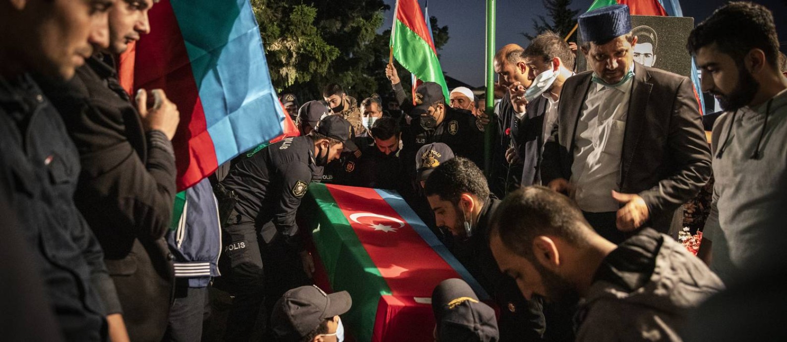Parentes e amigos participam do funeral de Eldar Aliyev, que morreu lutando na guerra contra a Armênia, em Baku, no Azerbaijão Foto: IVOR PRICKETT / NYT/18-10-2020