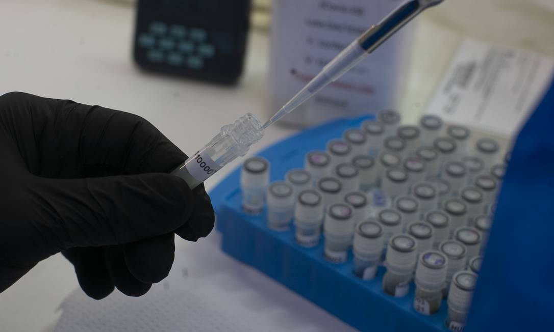 Material sendo preparado para teste de Covid-19 no Laboratório de Virologia Molecular da UFRJ Foto: Márcia Foletto/Agência O Globo/27-08-2020