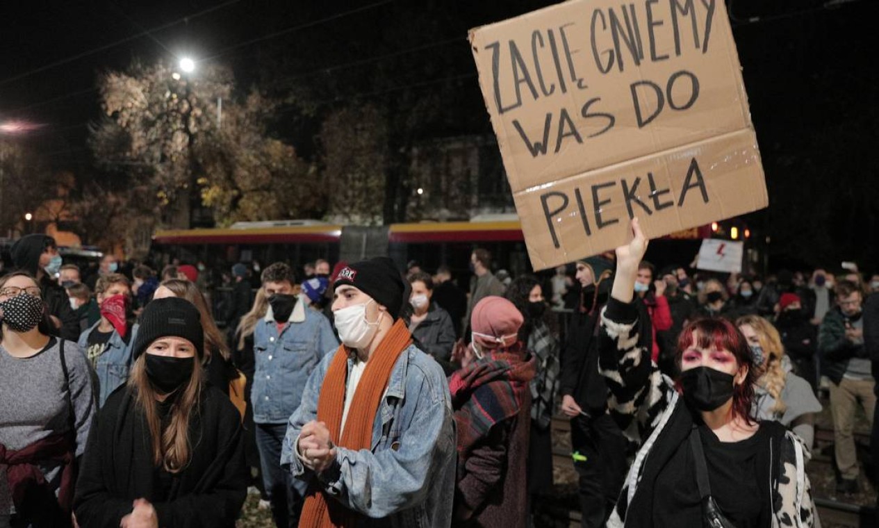 "Nós vamos te trazer para o inferno", diz cartaz de manifestantes que protestam contra decisão do máximo tribunal polonês Foto: Jedrzej Nowicki / AGENCJA GAZETA / via REUTERS - 23/10/2020