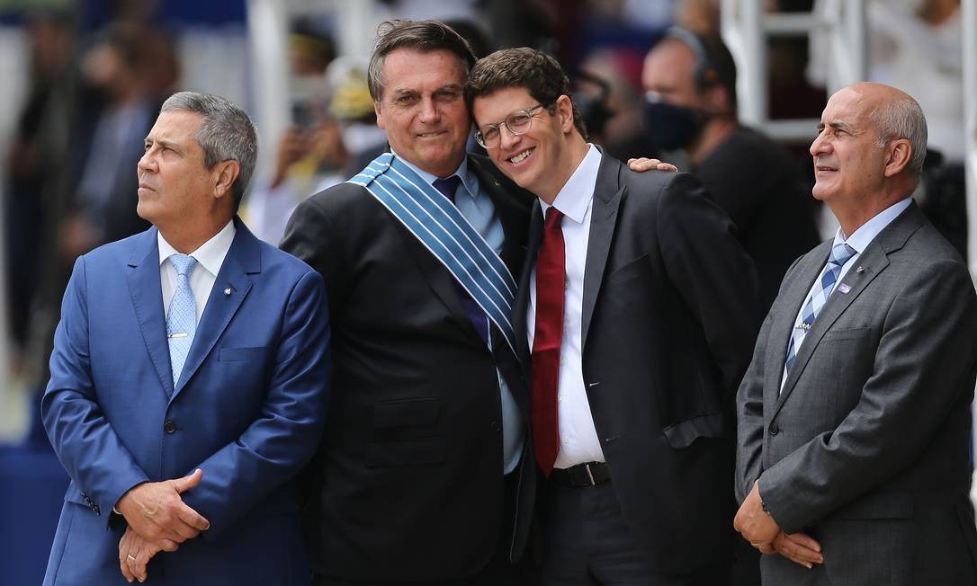 Bolsonaro participa da cerimônia de comemoração do Dia do Aviador e da Força Aérea Brasileira na Base Aérea de Brasília 21/10/2020 Foto: Jorge William / Agência O Globo