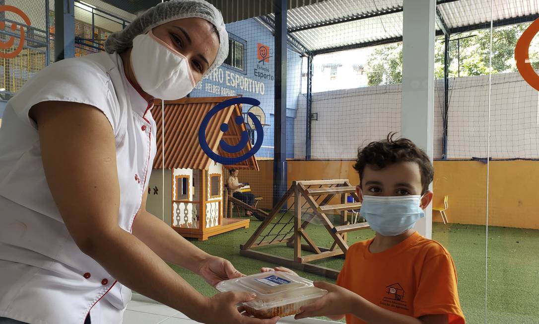 EU VENDO A ESCOLA DANDO MIL TRABALHOS NO COMEÇO DA QUARENTENA E