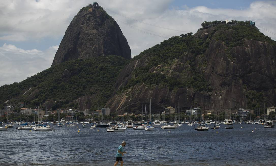 Cidade do Rio vive cenário de estabilidade no contágio da doença. Para especialistas, números ainda são altos Foto: Guito Moreto / Agência O Globo