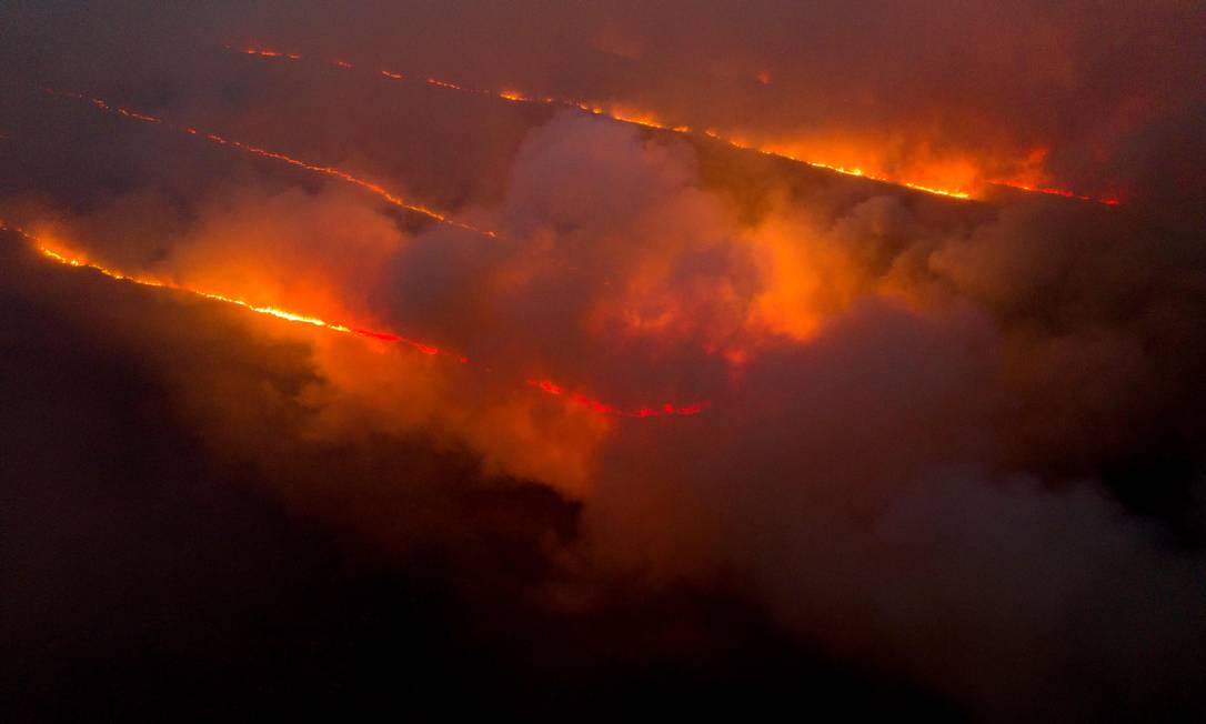 Vista aérea de um incêndio no Parque Nacional da Chapada Diamantina, entre as cidades de Andaraí e Mucugê, na Bahia, no início de outubro de 2020: em seus 152 mil hectares, região preserva áreas da Mata Atlântica, do Cerrado e da Caatinga Foto: MATEUS MORBECK/AFP