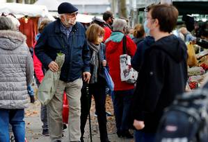 People wear masks to protect themselves from the coronavirus at a street fair located in the Zehlendorf-Steglitz district of Berlin, Germany.  Photo: FABRIZIO BENSCH / REUTERS