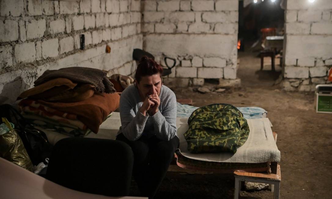 Rita Khachatryan, 50, cujo marido e filho foram enviados para a linha de frente, fica em um abrigo subterrâneo na cidade de Stepanakert Foto: ARIS MESSINIS / AFP - 23/10/2020