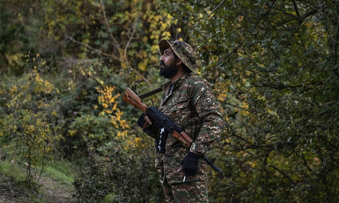 Voluntário observa em um vale fora de uma aldeia a sudeste de Stepanakert Foto: ARIS MESSINIS / AFP - 23/10/2020