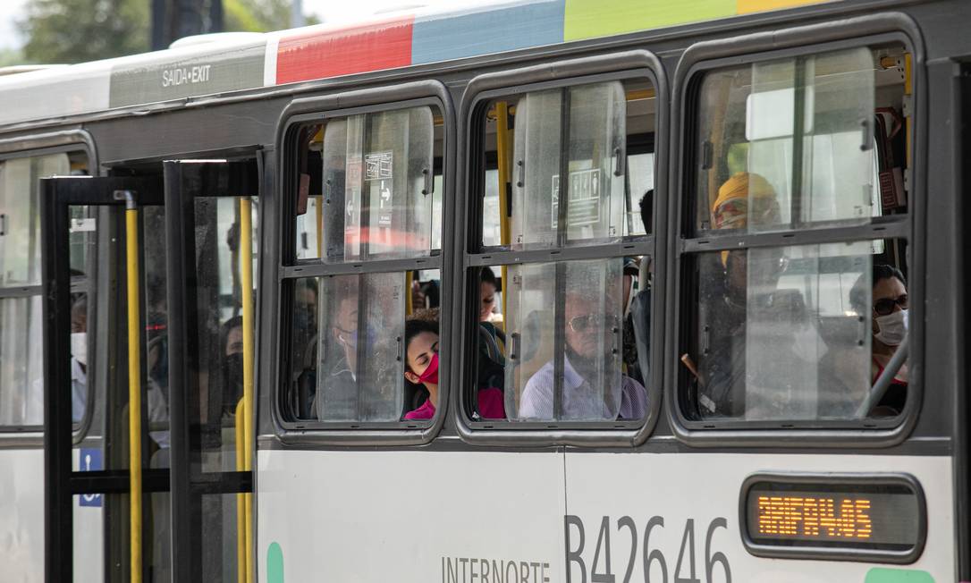 Ônibus no Rio: os que têm aparelho de ar condicionado, desligaram. Na foto, um coletivo da linha 457 - Abolição / Copacabana Foto: Brenno Carvalho / Agência O Globo