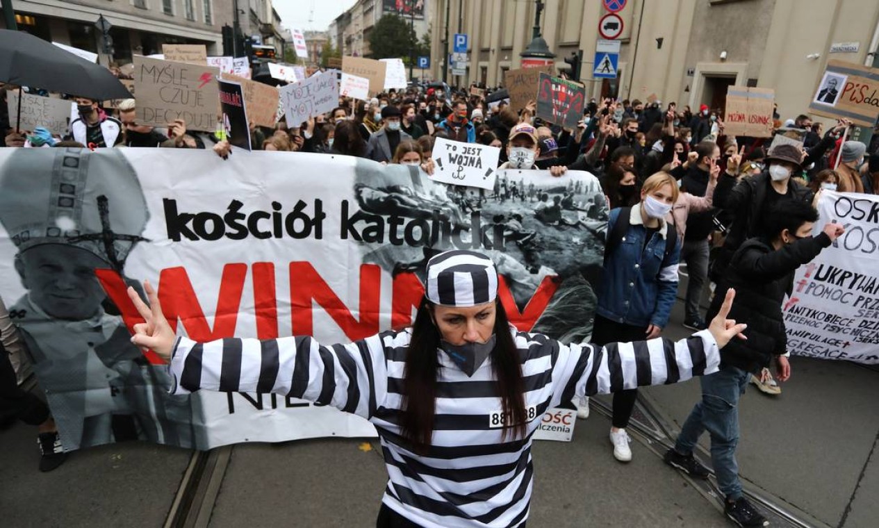 Manifestantes em Cracóvia. Decisão empurra a Polônia ainda mais para longe da tendência europeia, como o único país da UE a restringir severamente o acesso ao aborto Foto: AGENCJA GAZETA / via REUTERS - 25/10/2020