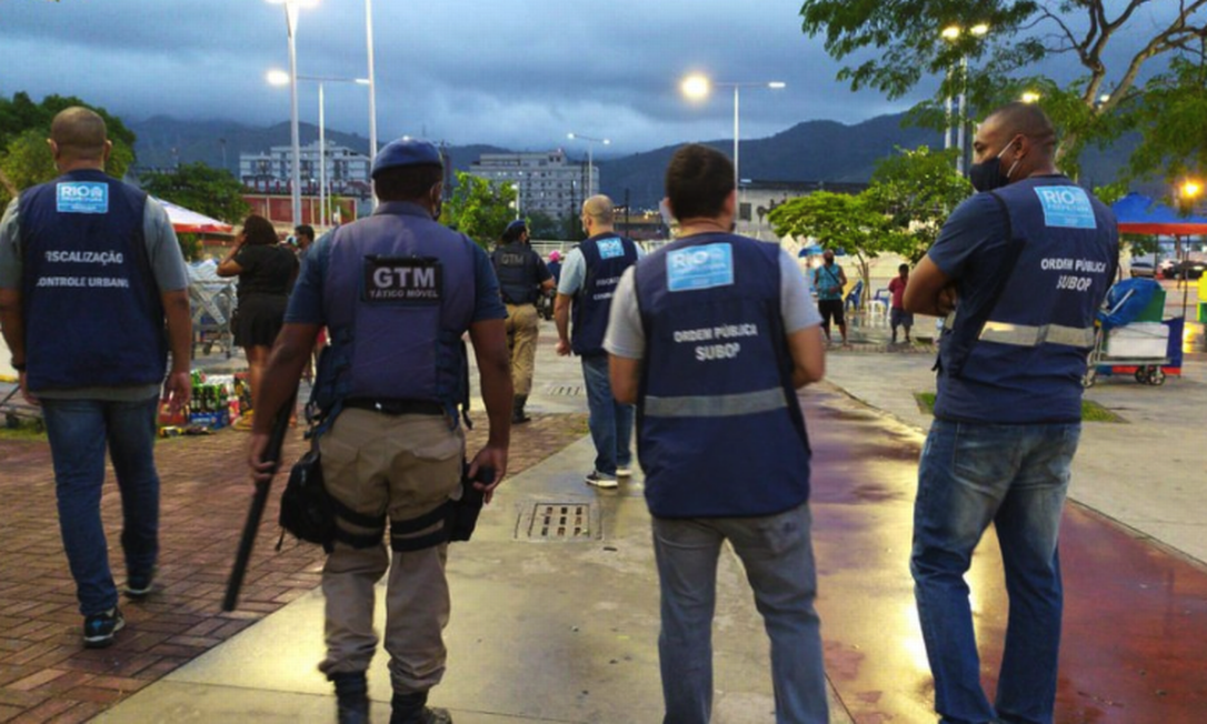 Agentes da prefeitura em fiscalização no Engenho de Dentro Foto: Divulgação / Prefeitura do Rio