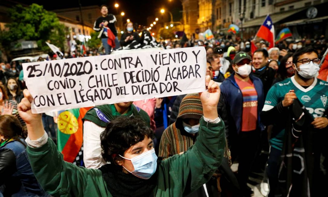 Outubro - Manifestantes comemoram a vitória do "aprovo", em Valparaíso. Através de um referendo histórico, chilenos votaram por uma nova Constituição, rompendo com a atual, herança da ditadura de Augusto Pinochet Foto: RODRIGO GARRIDO / REUTERS - 25/10/2020