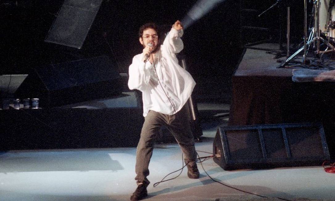 O cantor Renato Russo em show da Legião Urbana em 09/10/1994 Foto: Domingos Peixoto / Agência O Globo