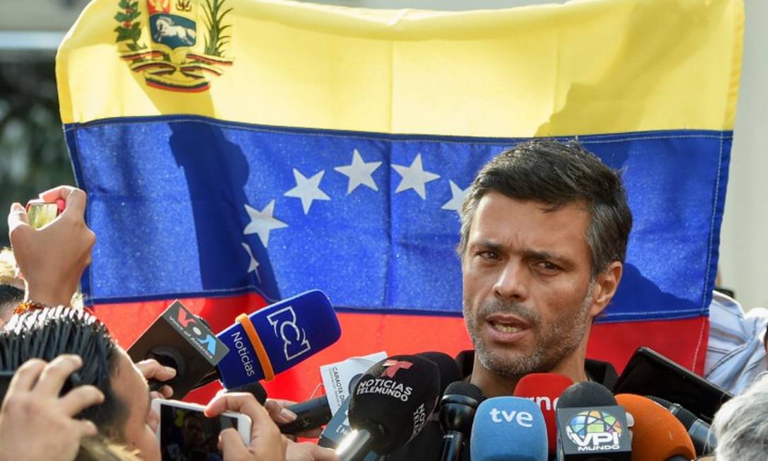Em foto de 2019, Leopoldo López dá declaração para a imprensa no lado de fora da embaixada espanhola em Caracas Foto: JUAN BARRETO / AFP / 2-5-2019