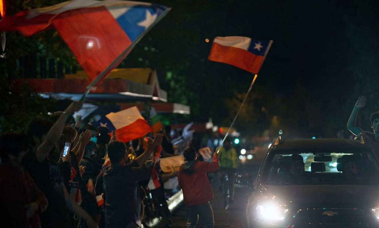 Chilenos celebram resultado do plebiscito pelas ruas da capital Santiago Foto: CLAUDIO REYES / AFP