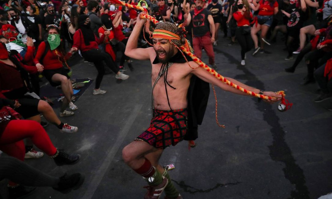 Dança durante protesto contra o governo do Chile enquanto acontecia o a nova Constituição chilena, em Santiago Foto: IVAN ALVARADO / REUTERS