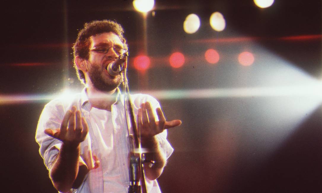 O cantor Renato Russo, em 1988, à frente da Legião Urbana Foto: Frederico Rozário / Agência O Globo