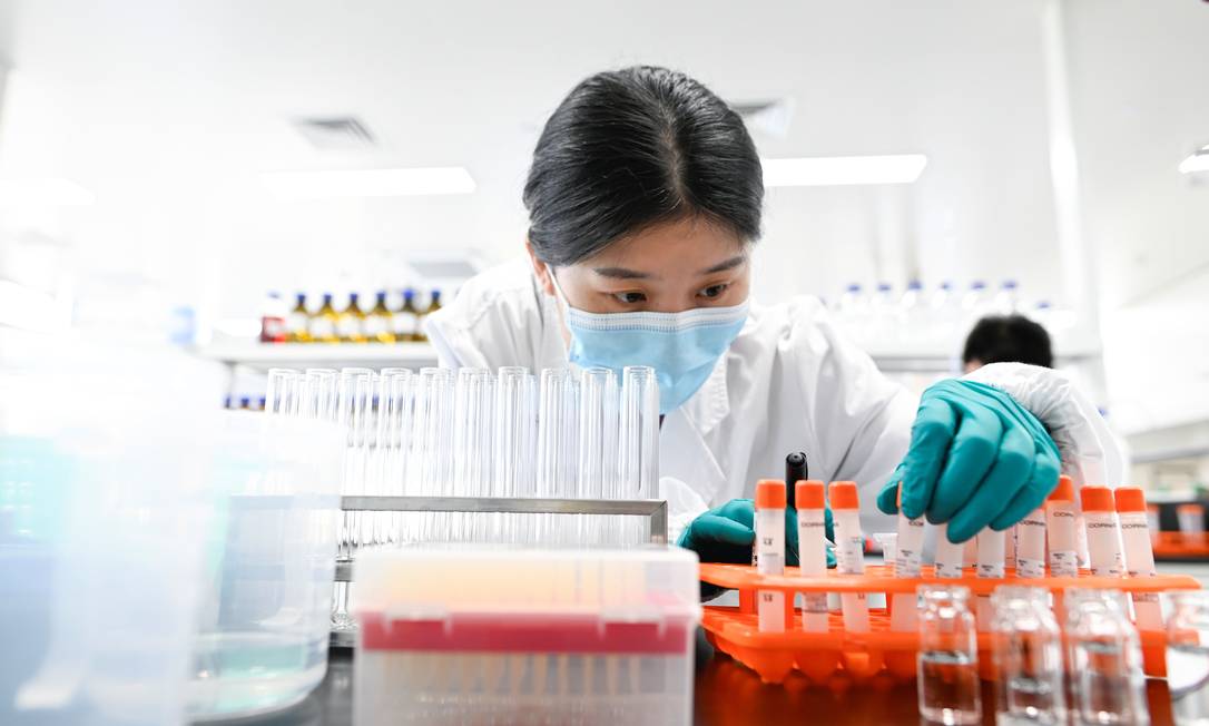 Engenheira trabalha em laboratório da Sinovac, empresa chinesa que realiza testes clínicos de potencial vacina contra a Covid-19 Foto: WANG ZHAO / AFP