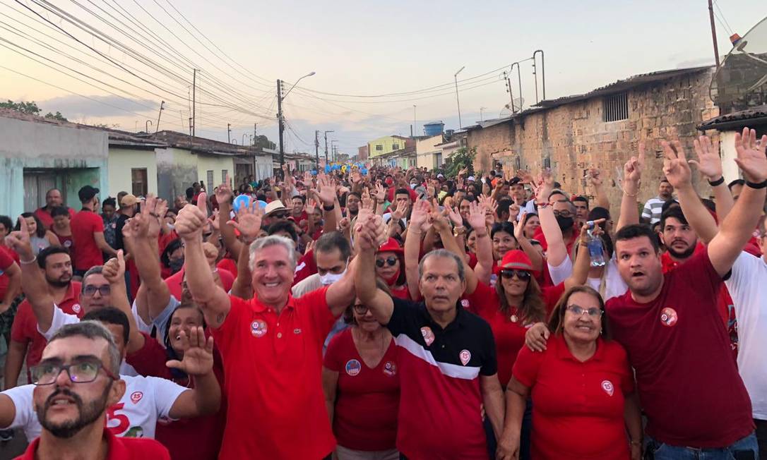 O senador Fernando Collor (Pros) apareceu aglomerado e sem máscara em caminhada, em Atalaia (AL) Foto: Divulgação