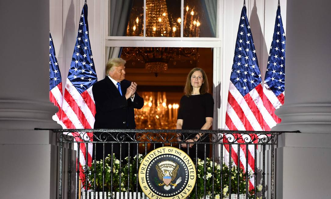 Donald Trump aplaude a juíza da Suprema Corte Amy Coney Barrett depois de cerimônia de posse na Casa Branca Foto: BRENDAN SMIALOWSKI / AFP