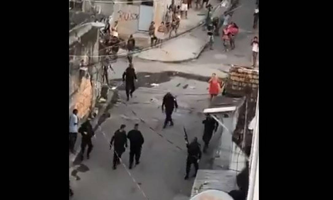 Moradores hostilizaram os policiais militares após dois suspeitos ficarem feridos em confronto. Eles morreram Foto: Reprodução/Twitter