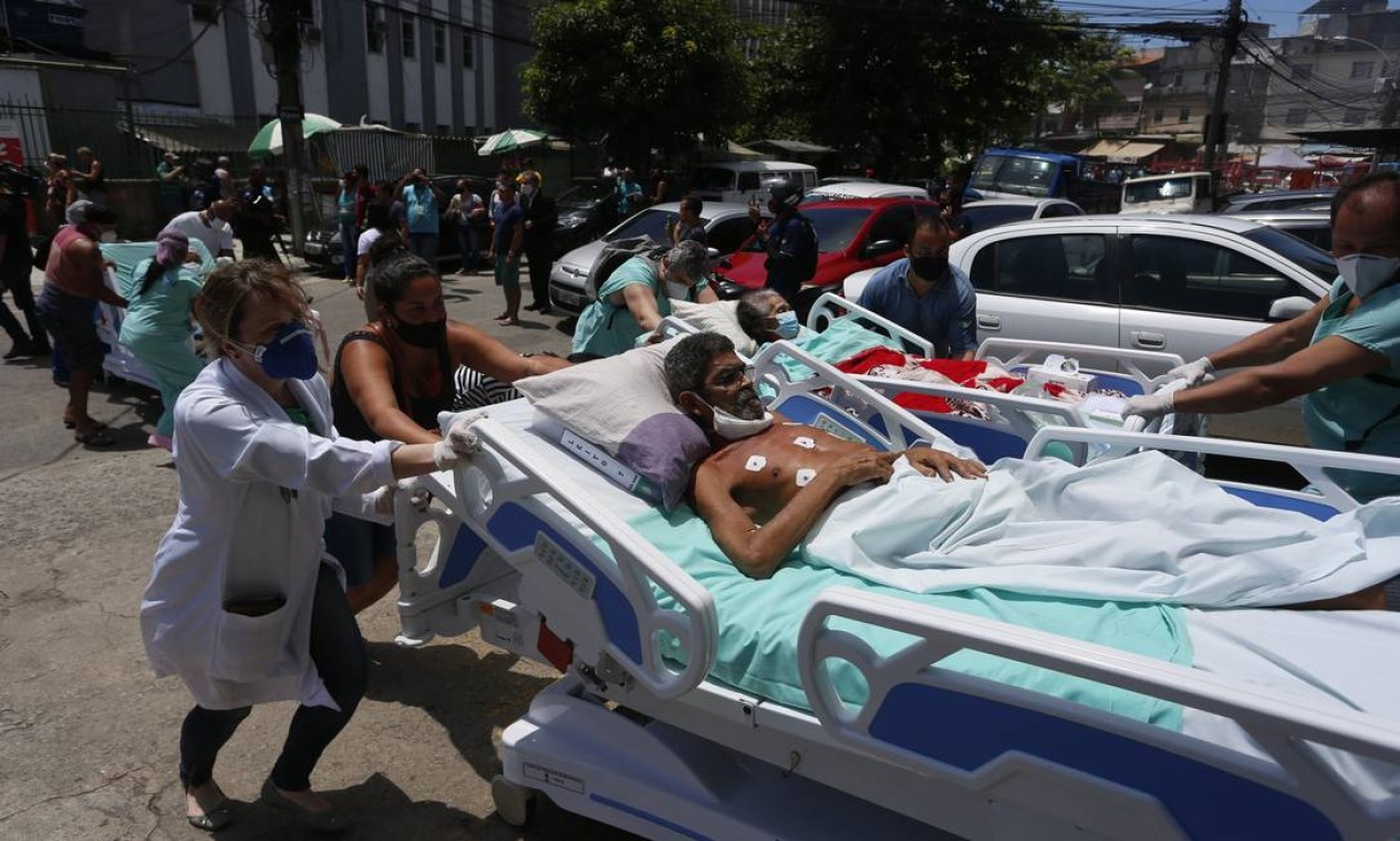 Pacientes são retirado às pressas do Hospital Federal de Bonsucesso, na Zona Norte do Rio Foto: Fabiano Rocha / Agência O Globo