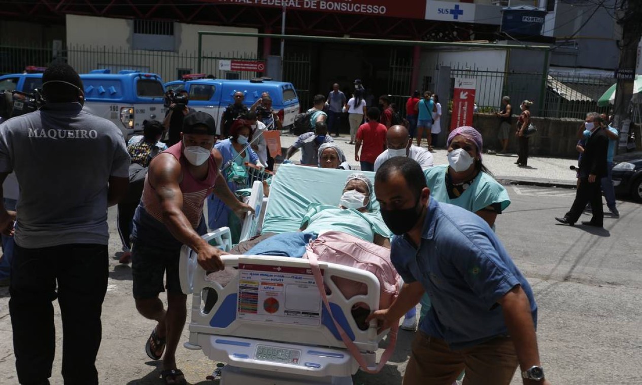 Pacientes são retirado às pressas do Hospital Federal de Bonsucesso, na Zona Norte do Rio, por funcionários e voluntários Foto: Fabiano Rocha / Agência O Globo