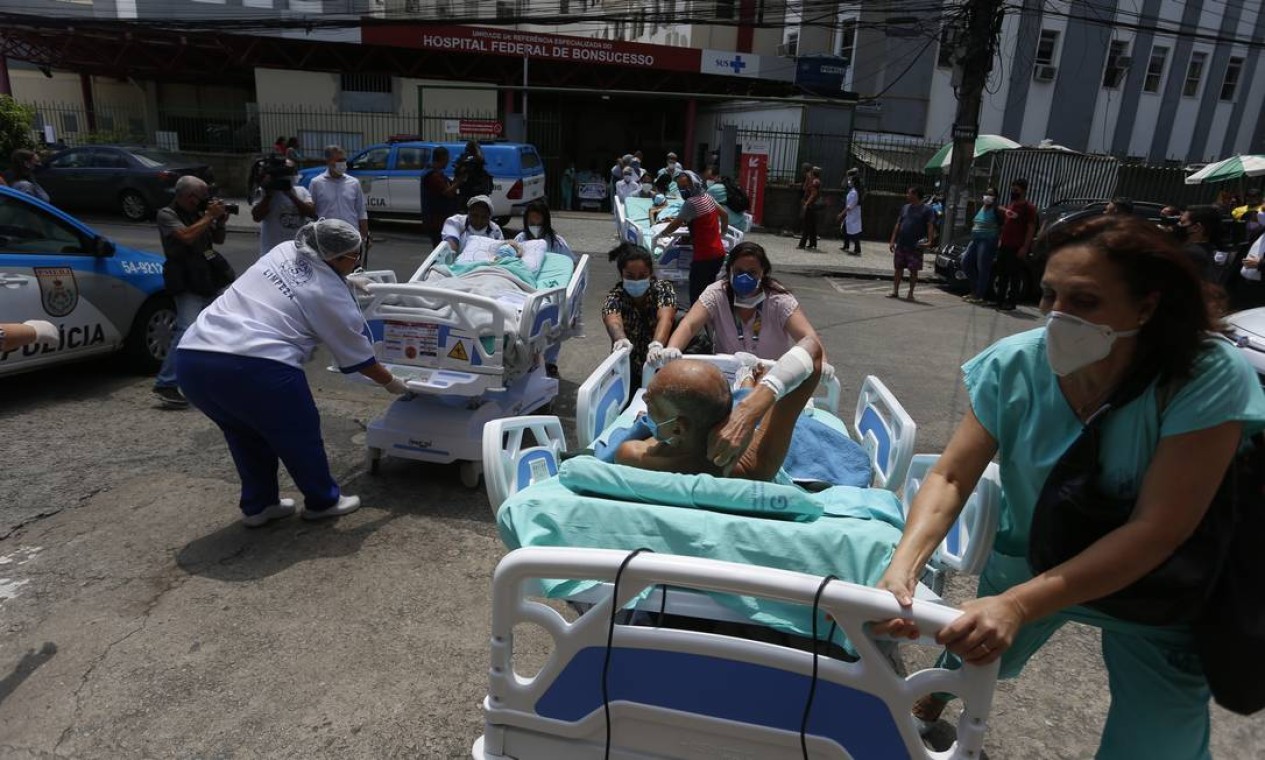 Pacientes são retirados às pressas do Hospital Federal de Bonsucesso, na Zona Norte do Rio Foto: Fabiano Rocha / Agência O Globo