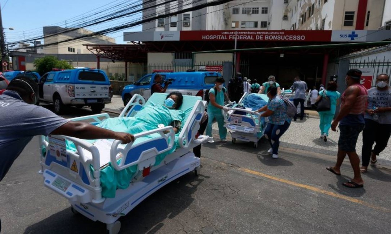 Pacientes são resgatados de incêndio no Hospital de Bonsucesso Foto: Fabiano Rocha / Agência O Globo