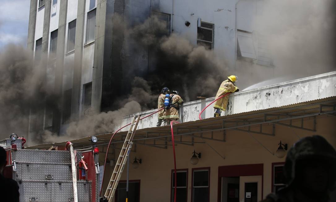 Incêndio atinge Hospital Federal de Bonsucesso, e pacientes são resgatados Foto: Fabiano Rocha / Agência O Globo