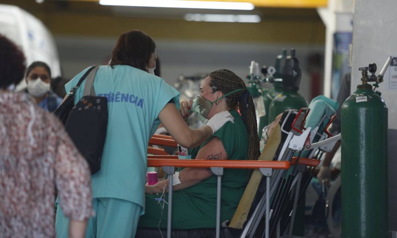 Leitos foram improvisados em galpão de serviço automotivo usado para acolher pacientes resgatados do incêndio no Hospital de Bonsucesso Foto: Fabiano Rocha / Agência O Globo