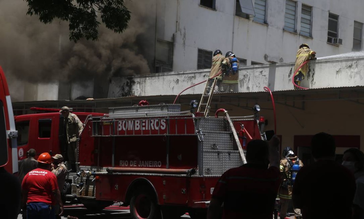 Bombeiros sobem em marquise para combater incêndio no prédio 1 do Hospital Federal de Bonsucesso Foto: Fabiano Rocha / Agência O Globo