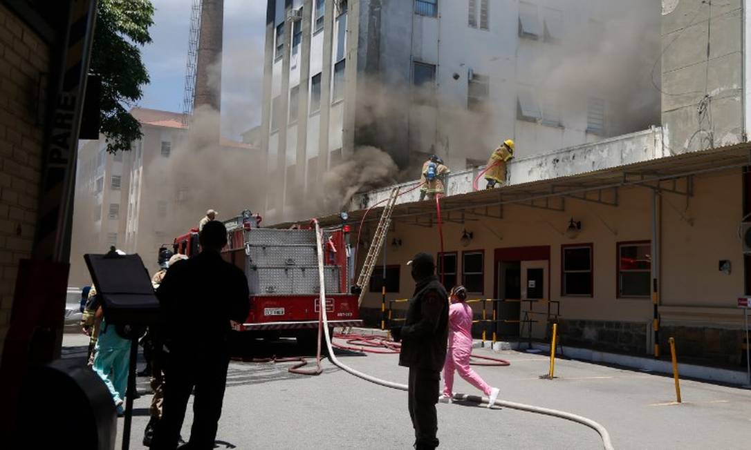 Bombeiros apagam incêndio no Hospital Federal de Bonsucesso Foto: Fabiano Rocha / Agência O Globo