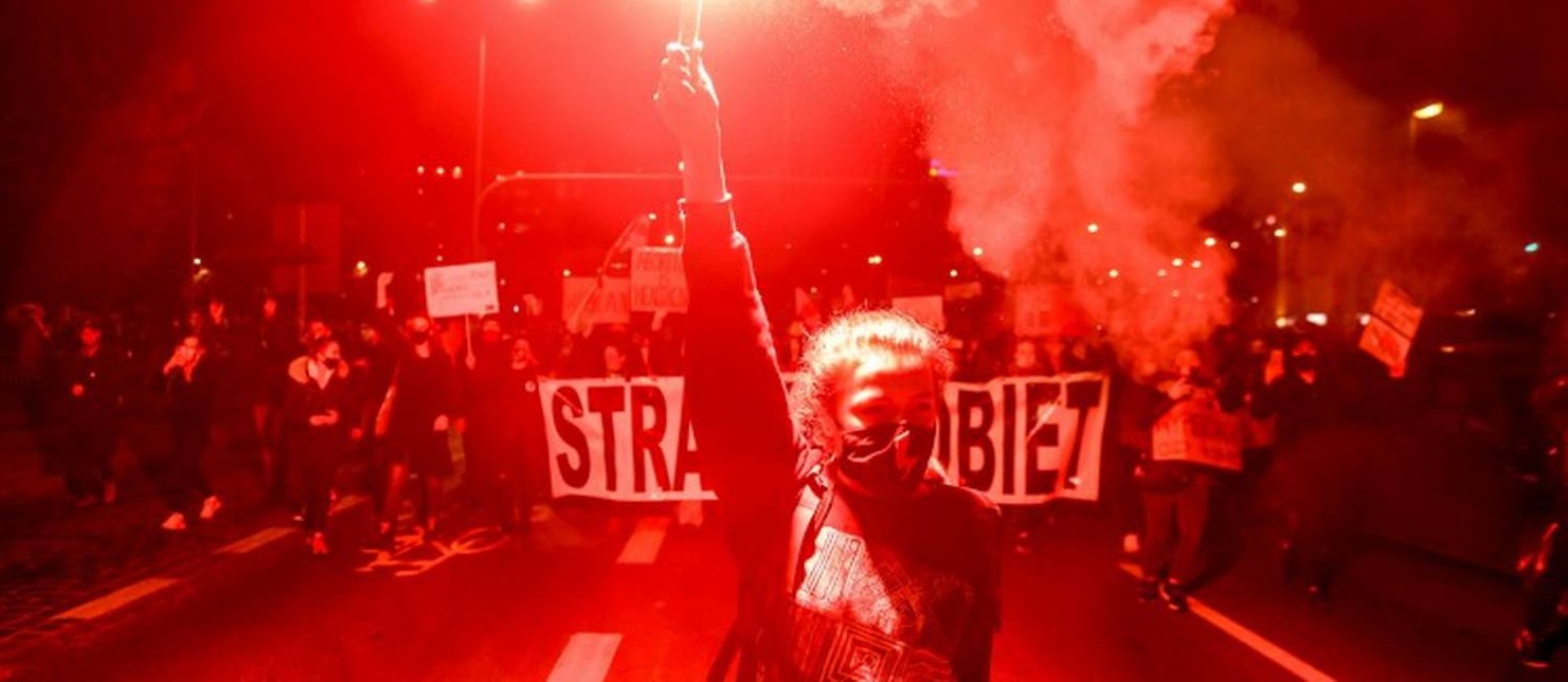 Manifestante segura sinalizador durante protesto contra limitação do aborto na Polônia Foto: AGENCJA GAZETA / via REUTERS / 26-10-2020