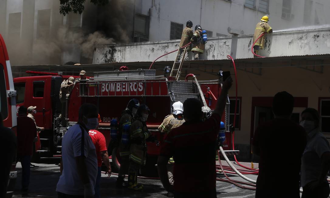 Bombeiros tentam se aproximar da origem do incêndio Foto: Fabiano Rocha / Agência o Globo